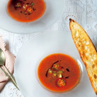 暑い夏は冷製スープで栄養補給／トマトジュースでつくるガスパチョ　バゲット添え
【小堀紀代美のラクラク10分レシピ】