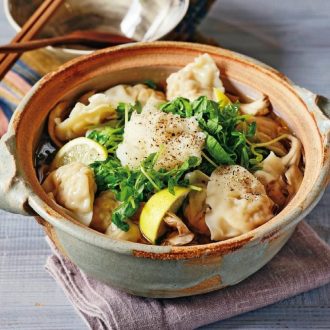 KINOKUNIYAの冷凍惣菜で簡単レシピ！　いつもとひと味違うお手軽アジアン鍋「ビビンバトマト鍋／水餃子と舞茸のナンプラー鍋」