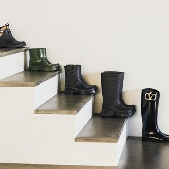 【ハイブランドの靴】バレンシアガやバーバリー……リュクスなラバーブーツで雨の日やアウトドアの気分を上げる！