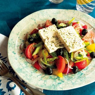 【調理時間10分】ギリシャの夏サラダは、彩り豊かで映えもヘルシーも約束！【小堀紀代美のラクラク10分レシピ】