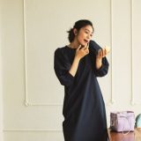 【誰でも似合うワンピの形教えます！】シックで存在感もあるボリュームスリーブワンピが万能すぎる！！【40代コーデ】