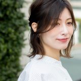 40代のハーフアップはルーズ感が鍵！ 伸ばし途中もおしゃれに見える“ねじり系”アレンジ【髪は額縁R45のBESTヘア】
