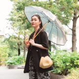 【40代スナップ】お洒落プレスの雨の日スタイル拝見！ ワザありアイテムで妥協ナシの2コーデ！