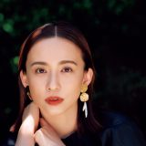 【40代メイク】みんな着てる「夏の黒ワンピ」はリップ使いで洒落る！