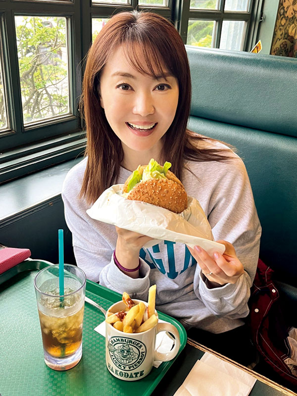 観月ありささん、函館のラッキーピエロのハンバーガーに満足