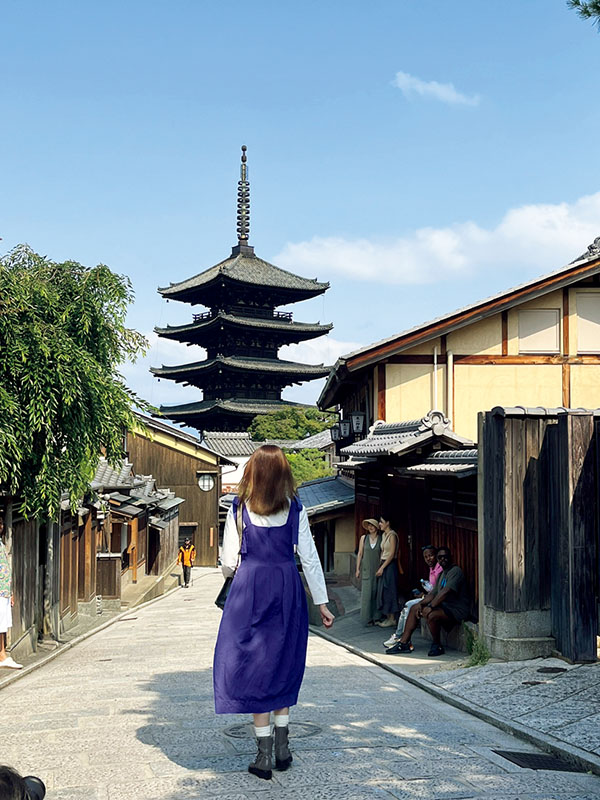 京都、東山を訪れる観月ありささん