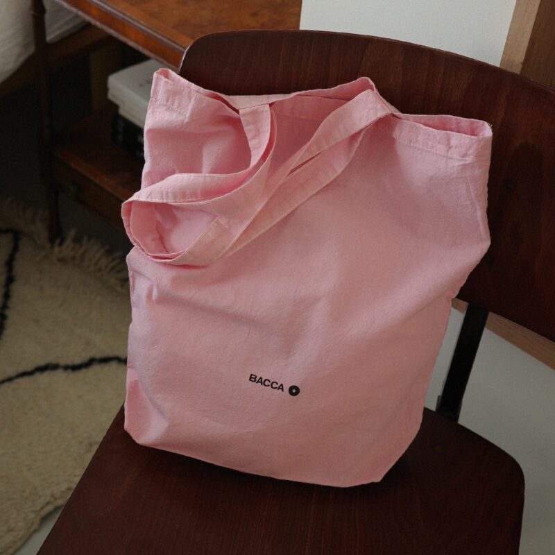 バッカ　春夏展示会　ノベルティのピンクのバッグ