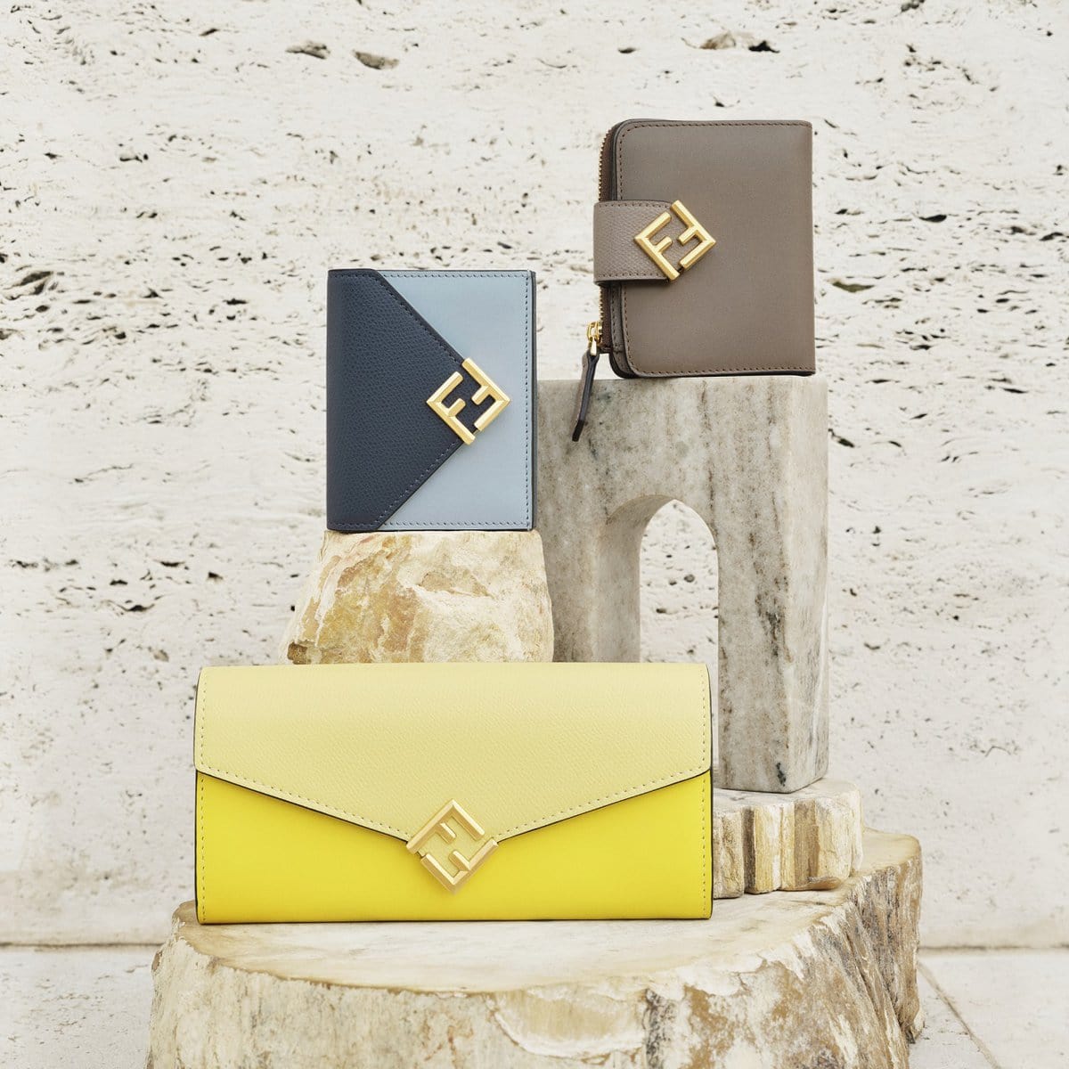 希少】FENDI 長財布 ピーカブー パイソン ターンロック8M0377