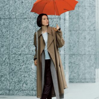 【梅雨の仕事コーデ】人気ブランドの雨アウターとオレンジの傘で気分を上げる！ 