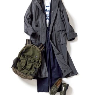 【夏の仕事コーデ】ロゴTスタイルに、ポケッタブルな「はっ水コート」を持っておくといい！