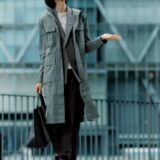 【夏の仕事コーデ】雨の日は、白ノースリーブにアウトドアブランドの「高機能アウター」が活躍！