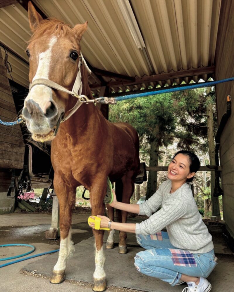 女優・黒谷友香さんと愛馬のヨモちゃん