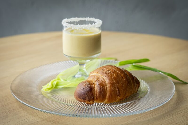 BISTRO J_Oの冷製コーンスープと銀座はちみつの塩バターロール