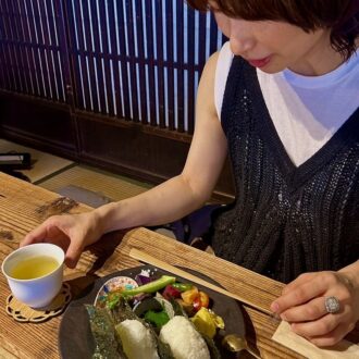 越谷・はかり屋　「お茶を贈る人」のおむすびランチ