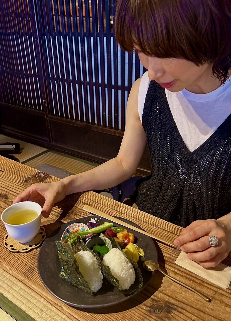 越谷・はかり屋　「お茶を贈る人」のおむすびランチ