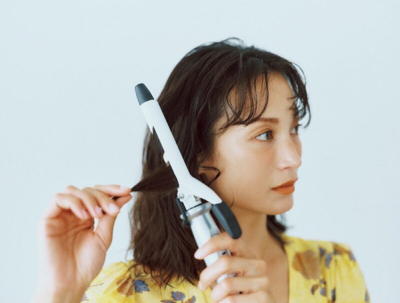 巻き髪ポニーテールのヘアの作り方