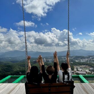 日本一高いブランコ　草津 SKY SWINGは草津の街が一望できる