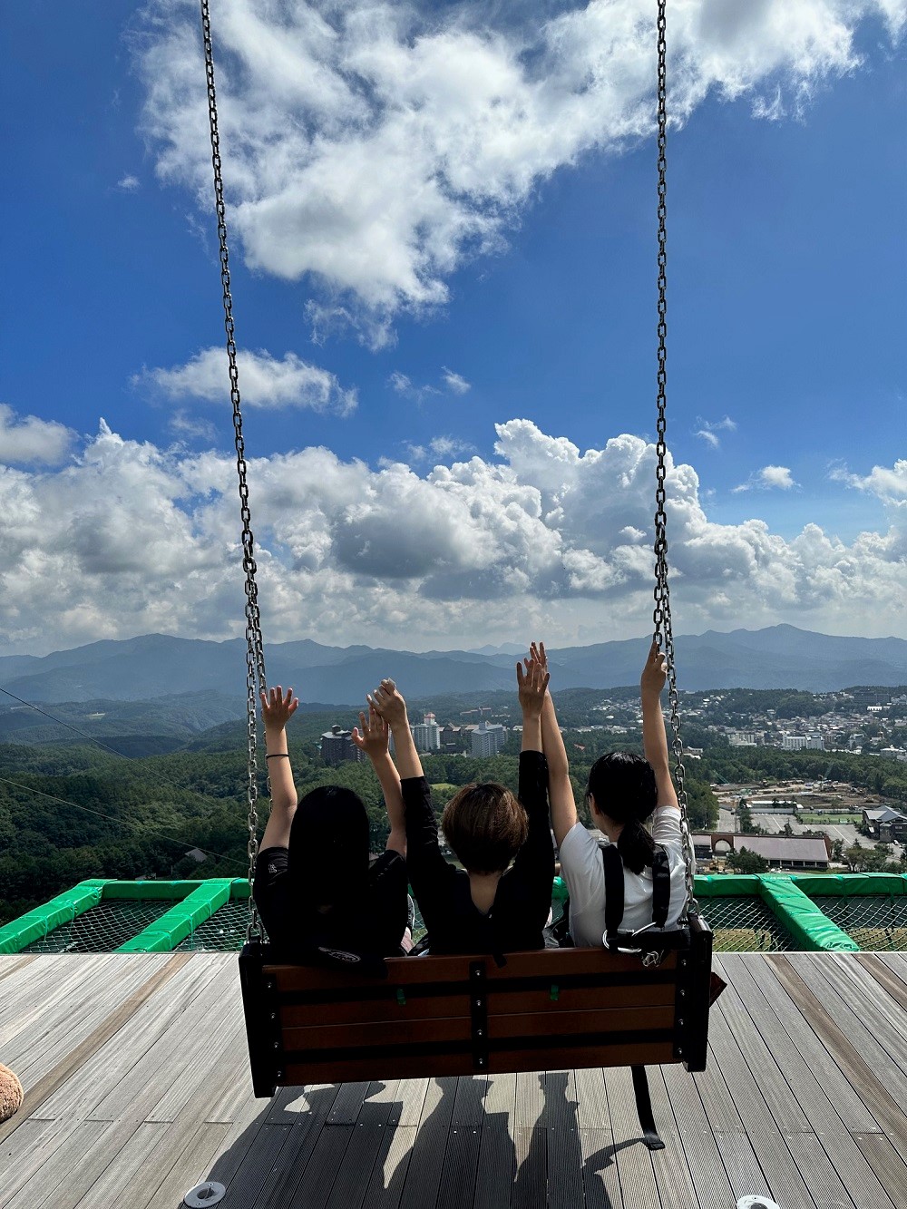 日本一高いブランコ　草津 SKY SWINGは草津の街が一望できる