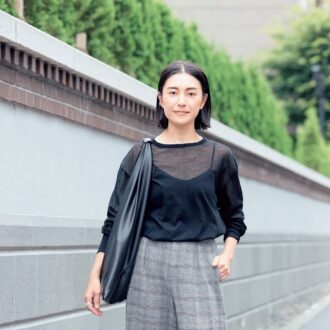 【スナップ】トレンドの「チェック」は黒トップスだけで決まる！│白井彩香さん【40代パンツコーデ】