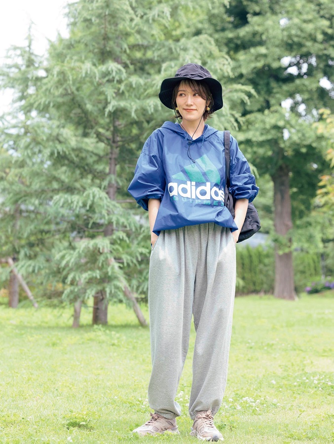 金子三記さんの私服コーデ　adidasの古着ナイロンパーカ