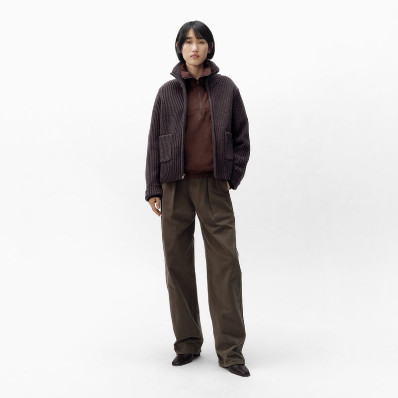 Uniqlo Uのデニムタックパンツの着こなし