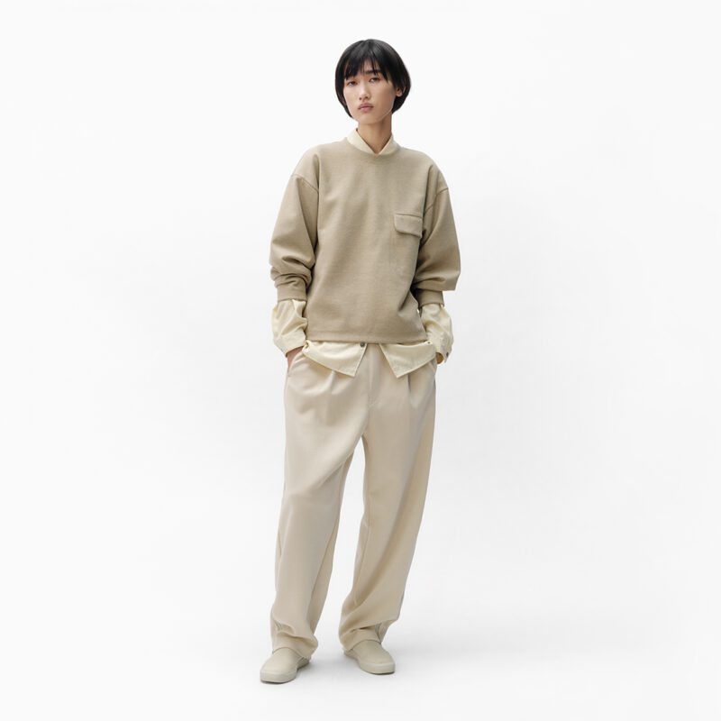 Uniqlo Uのブラッシュドジャージープルオーバーの着こなし