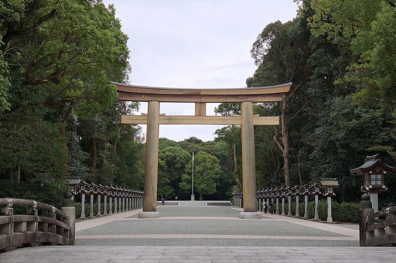 神社参拝のマナー　鳥居の前に一礼、端を歩く