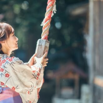 【保存版】神社参拝の基本マナーと心得！ 「おみくじは参拝後」「参道は端を歩く」【マーク・矢崎監修】