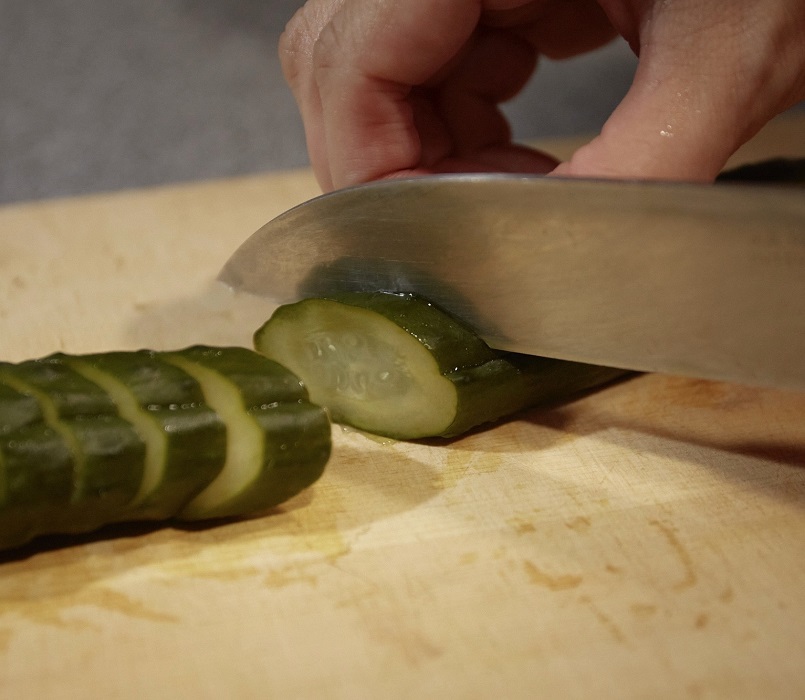 ぬか漬けを食べやすい大きさに切る