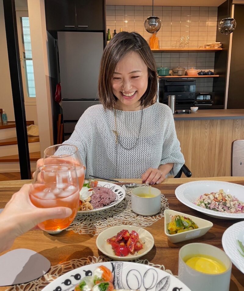 ミチョの炭酸水割で乾杯　かがやき隊の杉田美紀さん