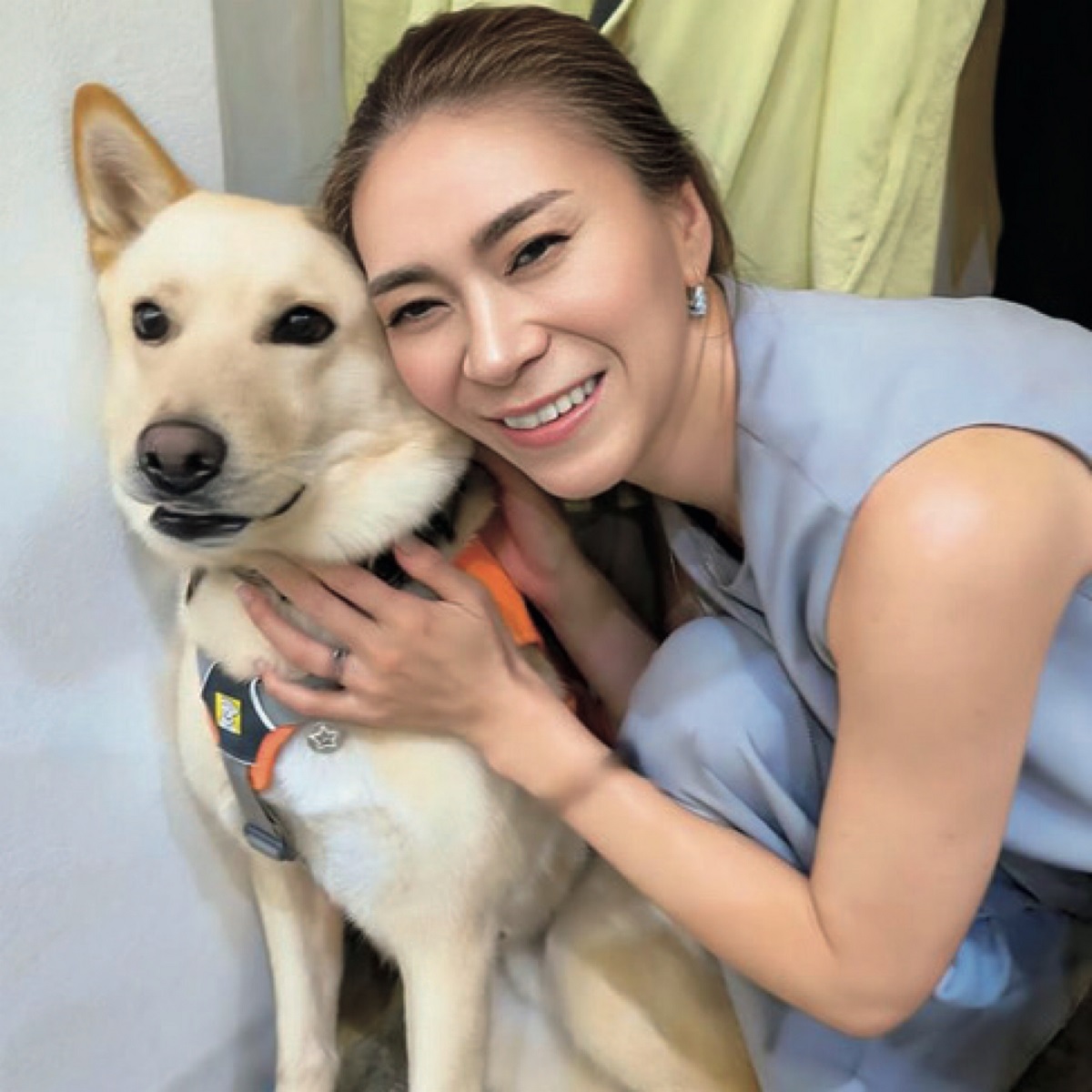 大日方久美子さんと犬のラッキー