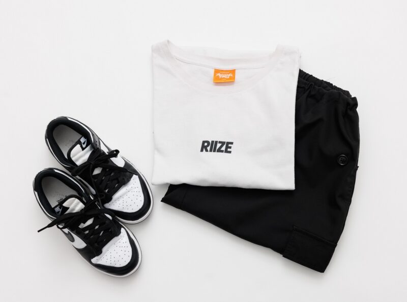 RIIZEのTシャツとナイキのシューズ