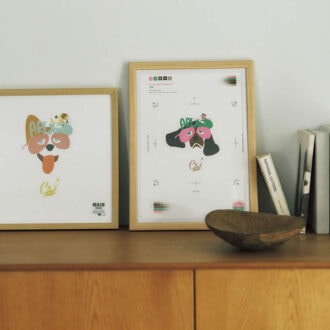 左：リソグラフポスター【アイン】［31×31］3000円　右：リソグラフポスター【リンちゃん】［H36.4×W25.7］2000円（ともにMYC メワヨワメコンピュータ™）