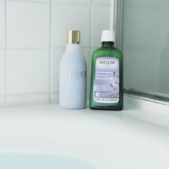 左:国産海塩にはちみつパウダーと美容成分をコーティング。BEE バスソルト ドラマティックハニー 300g 4400円(HACCI) 右:オーガニックのラベンダーが優しく香る。ラベンダー バスミルク 200mL 3630円(ヴェレダ・ジャパン)