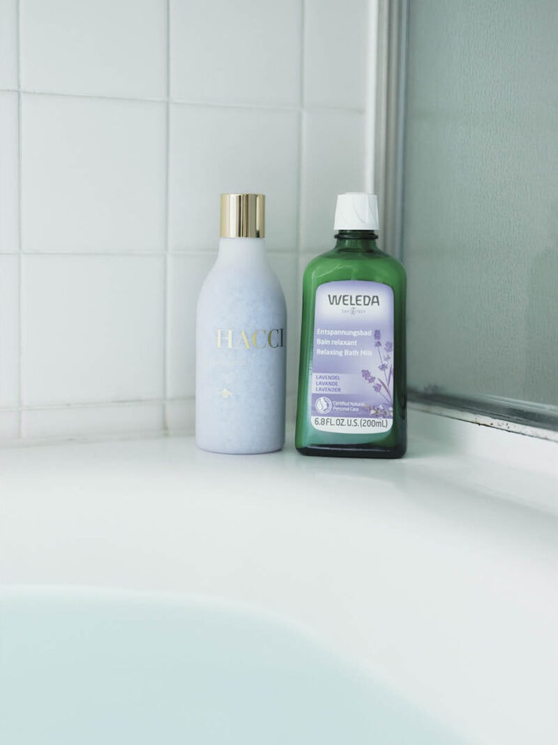 左:国産海塩にはちみつパウダーと美容成分をコーティング。BEE バスソルト ドラマティックハニー 300g 4400円(HACCI) 右:オーガニックのラベンダーが優しく香る。ラベンダー バスミルク 200mL 3630円(ヴェレダ・ジャパン)