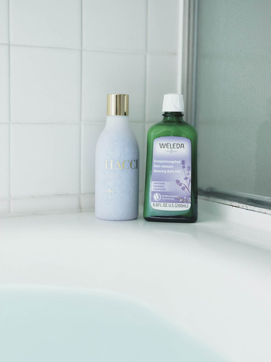 左：国産海塩にはちみつパウダーと美容成分をコーティング。BEE バスソルト ドラマティックハニー 300g 4400円（HACCI）　右：オーガニックのラベンダーが優しく香る。ラベンダー バスミルク 200mL 3630円（ヴェレダ・ジャパン）