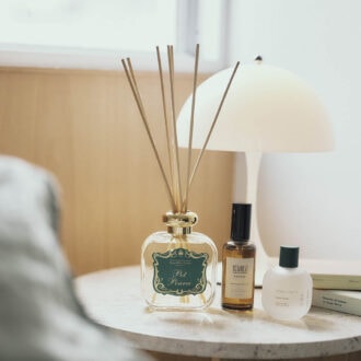 左：ディフューザー［ポプリ／250mL］1万4300円（サンタ・マリア・ノヴェッラ／サンタ・マリア・ノヴェッラ・ジャパン）　中：ボタニスト サンタル リペアヘアオイル 90mL 1980円（I-ne）　右：マインドフル フレグランス ノンアルコール ドリームキャッチャー 100mL 4280円（シン ピュルテ）　ライト【パンテラ250ポータブル】5万8300円（ルイスポールセン／アクタス）