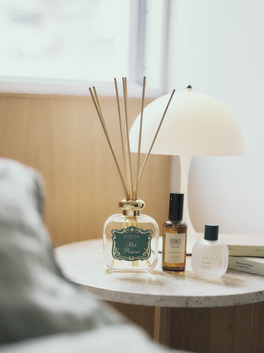 左：ディフューザー［ポプリ／250mL］1万4300円（サンタ・マリア・ノヴェッラ／サンタ・マリア・ノヴェッラ・ジャパン）　中：ボタニスト サンタル リペアヘアオイル 90mL 1980円（I-ne）　右：マインドフル フレグランス ノンアルコール ドリームキャッチャー 100mL 4280円（シン ピュルテ）　ライト【パンテラ250ポータブル】5万8300円（ルイスポールセン／アクタス）