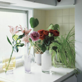 左:ユリを生けたフラワーベース1万9800円(イッケンドルフ ミラノ)、中:ダリアを生けたフラワーベース5830円、右:バラを生けたフラワーベース1万7600円(ともにジュー/すべてアクタス)