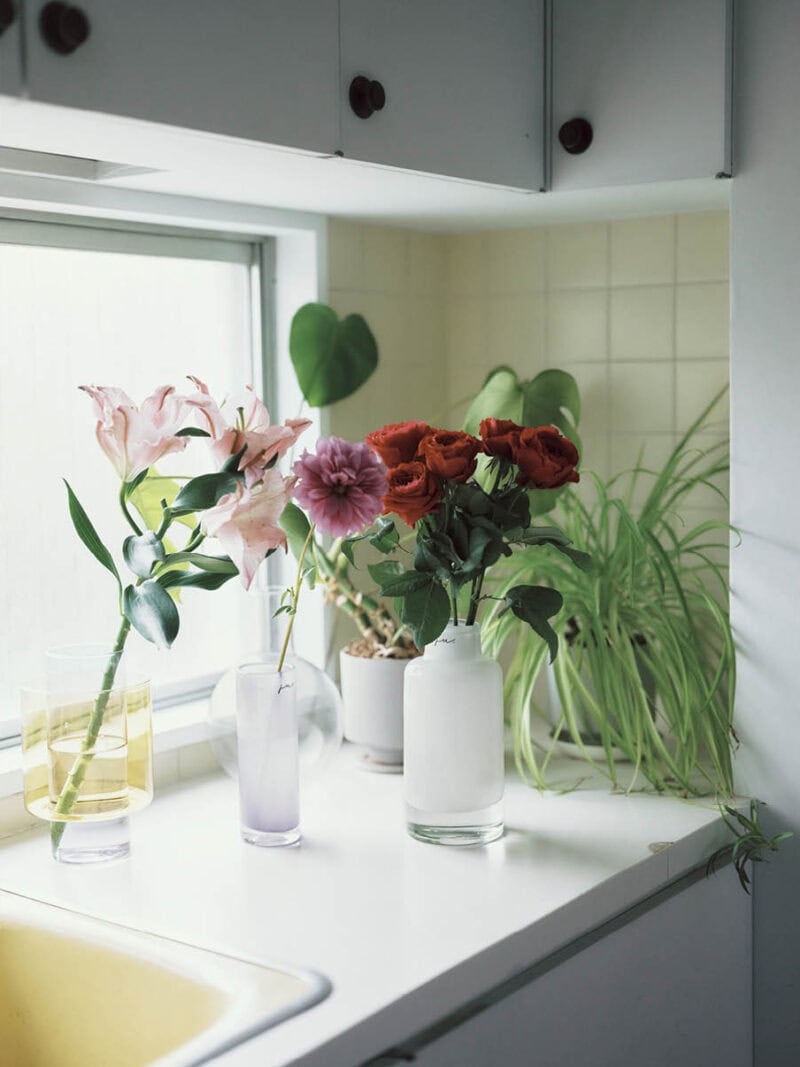 左:ユリを生けたフラワーベース1万9800円(イッケンドルフ ミラノ)、中:ダリアを生けたフラワーベース5830円、右:バラを生けたフラワーベース1万7600円(ともにジュー/すべてアクタス)