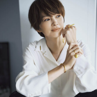 ネックレス4万9500円、バングル1万6500円(ともにアルティーダ ウード) ピアス27万2800円、右の小指につけたコンチョリング18万9200円、右の薬指につけたリング20万200円(すべてジジ/ジジ表参道店) 左手につけたダブルフィンガーのバーリング4万2900円(リューク) シャツ2万2000円(ザ ポーズ/ウィム ガゼット ルミネ新宿店) パンツ2万900円(クチュールドアダム/ホワイトオフィス)