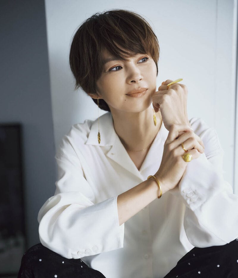 ネックレス4万9500円、バングル1万6500円(ともにアルティーダ ウード) ピアス27万2800円、右の小指につけたコンチョリング18万9200円、右の薬指につけたリング20万200円(すべてジジ/ジジ表参道店) 左手につけたダブルフィンガーのバーリング4万2900円(リューク) シャツ2万2000円(ザ ポーズ/ウィム ガゼット ルミネ新宿店) パンツ2万900円(クチュールドアダム/ホワイトオフィス)