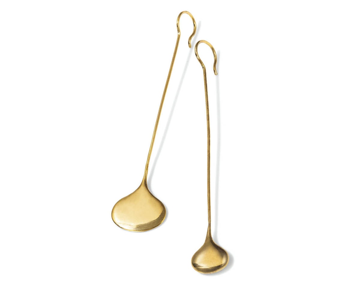 アシンメトリーなデザインで繊細に揺れるしずく型ゴールドピアス3万3000円（リューク）