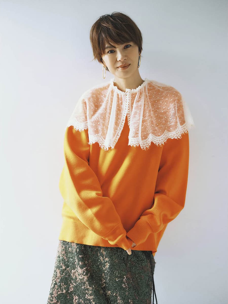 オレンジニット3万6300円（ナゴンスタンス）　レースブラウス4万4000円（ミュベール）　スカート4万6200円（ともにミュラー オブ ヨシオクボ）　ピアス4万2900円（マリハ）