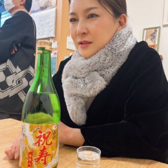 年始のお祝い酒を飲む落語家の三遊亭あら馬さん