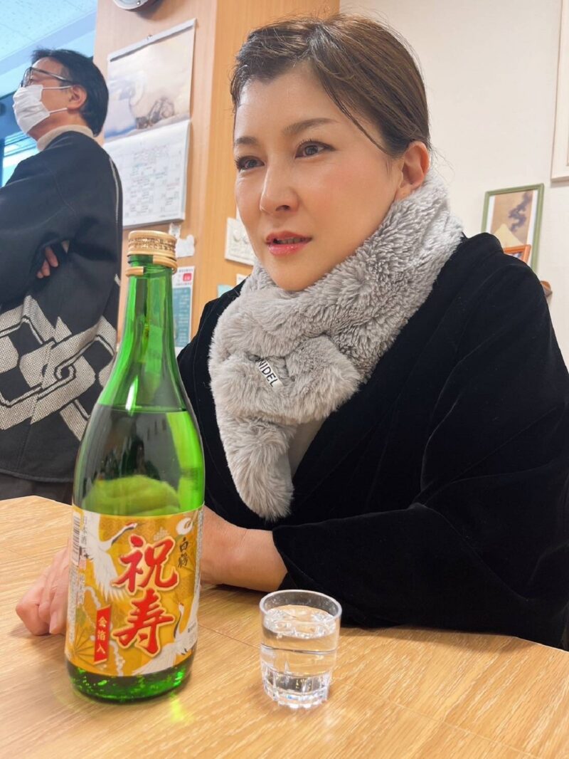 年始のお祝い酒を飲む落語家の三遊亭あら馬さん