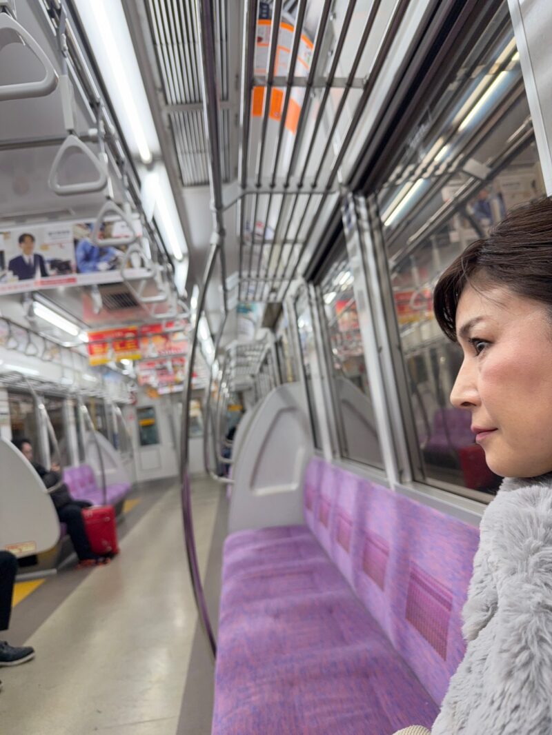 2024年大晦日のほとんど誰もいない電車　落語家・三遊亭あら馬さん