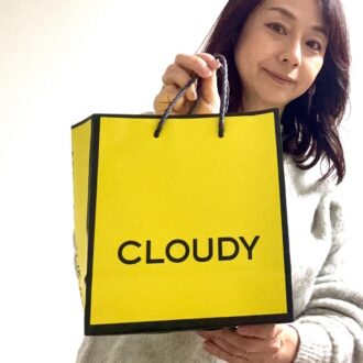 CLOUDYのショップバッグを持った伊藤里絵さん