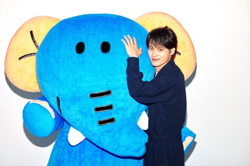 映画『たべっ子どうぶつ THE MOVIE』　ぞうくんの声を演じた水上恒司さんと、ぞうくん