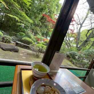 大宮八幡宮のティーラウンジ・清涼殿のくずわらび清涼と煎茶